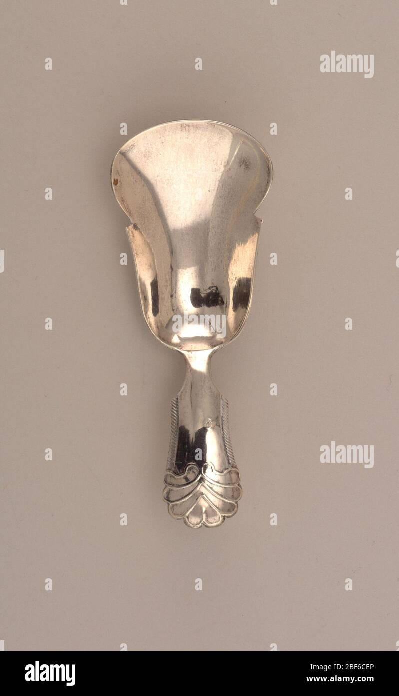 pelle à thé. Bol en forme de cloche, à côtés cranté. Tige courte avec côtés estampés, cannelés et cosse à coque estampée. Banque D'Images