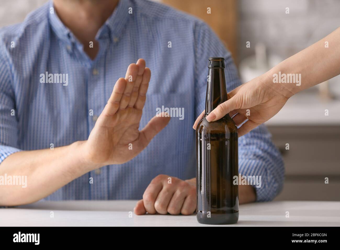 Homme refusant de boire de la bière à la maison. Concept d'alcoolisme Banque D'Images