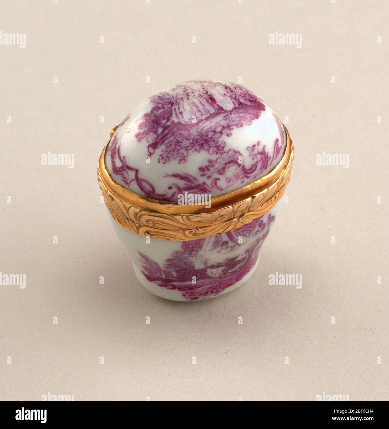 Boîte articulée avec motif Camaeu. Petite boîte en porcelaine blanche avec fermeture en métal doré. Scène décorative représentant des personnages à l'extérieur. Banque D'Images