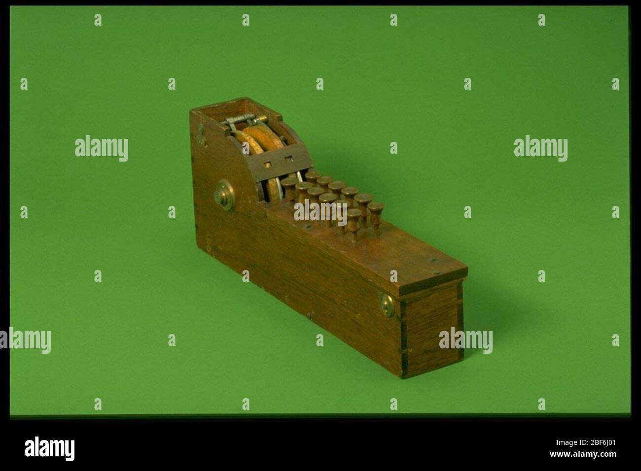Hill Arithmometer. Ce modèle de l'Office des brevets américain pour une machine d'ajout à clé précoce a un boîtier en bois avec deux colonnes de clés. Chaque colonne possède six clés en bois. À l'arrière se trouvent deux disques en bois. Autour du bord de chaque disque est un patinage papier avec les chiffres de 0 à 9 imprimés. Banque D'Images