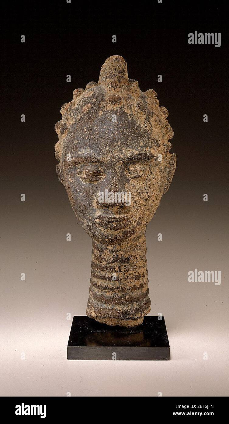 Akan ; Ghana ; fin du XVIIe siècle ; céramique ; H x l x P : 23 x 10,4 x 11,2 cm (9 1/16 x 4 1/8 x 4 7/16 po) Banque D'Images