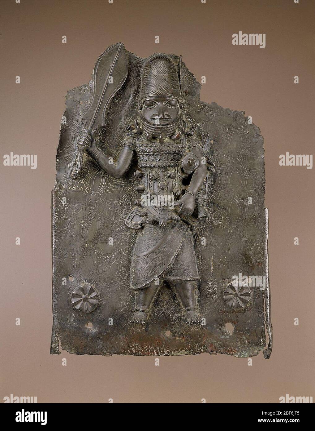 Style de cour du royaume du Bénin ; Nigeria ; du milieu du XVIe au XVIIe siècle ; alliage de cuivre ; H x l x P : 46,7 x 33 x 5,1 cm (18 3/8 x 13 x 2 po) Banque D'Images