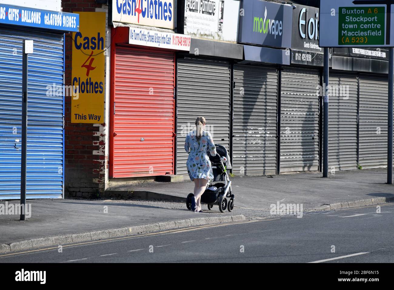 Manchester Angleterre 16 avril 2020. Une rangée de magasins fermés à vide et de petites entreprises à Stockport qui sont fermés à cause du verrouillage de Coronavirus. Photo de Howard Walker / Alay News Live. Banque D'Images
