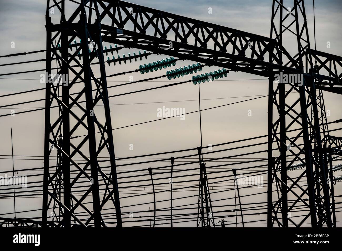 Lignes à haute tension, 380 kV, à la sous-station Gohrpunkt, l'électricité provient de la zone minière de lignite de Rhenish, près de Gohr, Grevenbroich, GE Banque D'Images