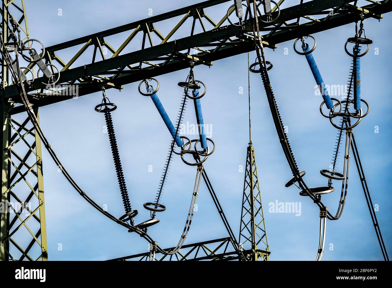 Lignes à haute tension, 380 kV, à la sous-station Gohrpunkt, l'électricité provient de la zone minière de lignite de Rhenish, près de Gohr, Grevenbroich, GE Banque D'Images