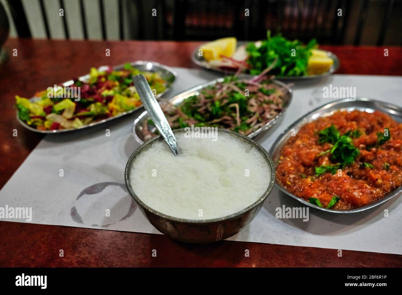 Style turque Adana kebab. La nourriture traditionnelle turque Adana Kebab sur table en bois. Banque D'Images