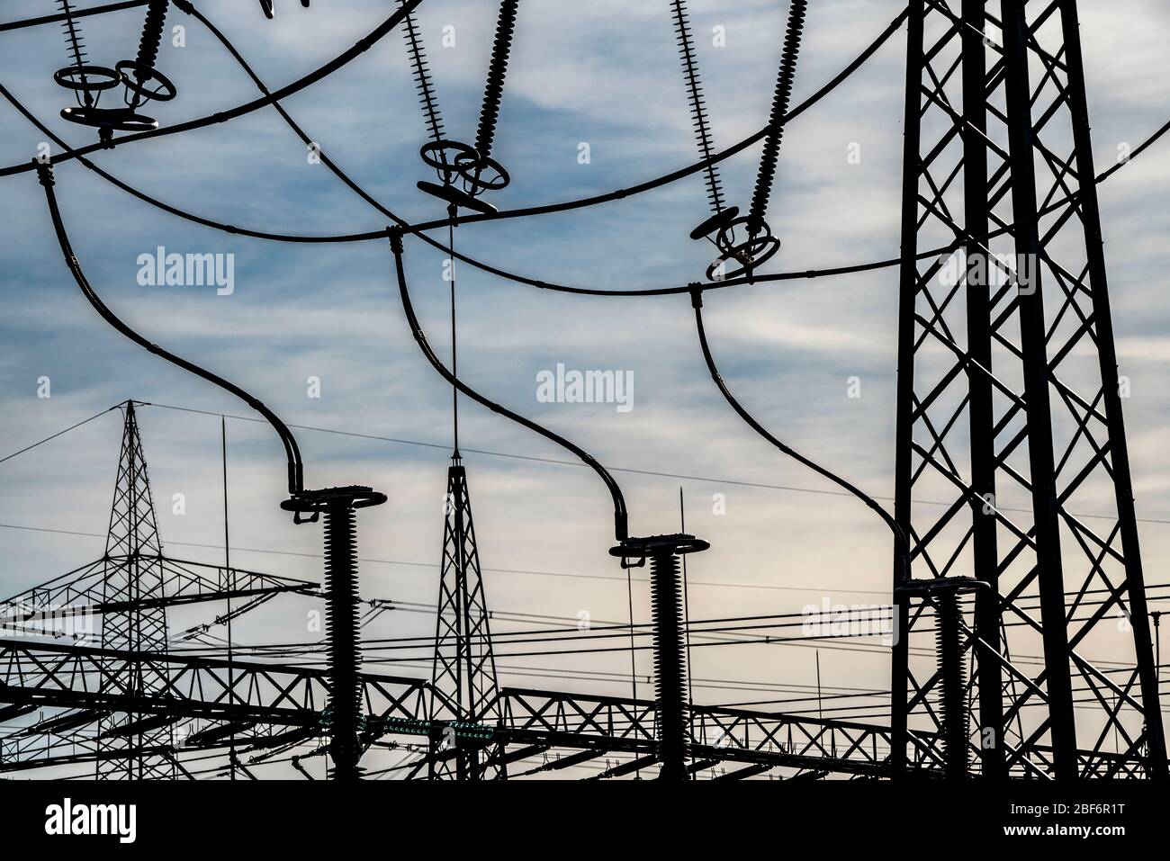 Lignes à haute tension, 380 kV, à la sous-station Gohrpunkt, l'électricité provient de la zone minière de lignite de Rhenish, près de Gohr, Grevenbroich, GE Banque D'Images