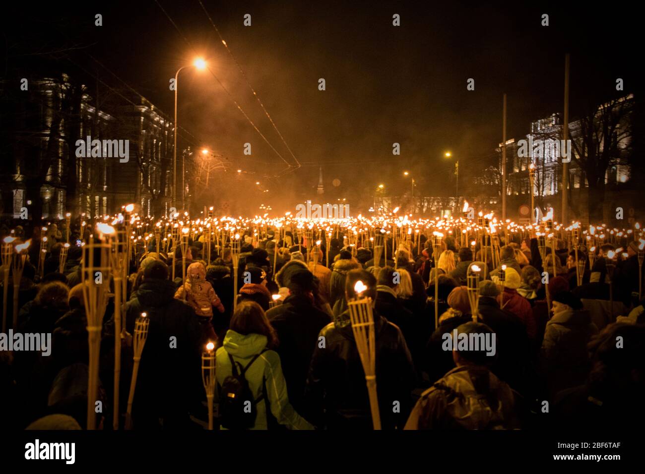 Procession aux flambeaux à Riga, en Lettonie, pendant les célébrations de l'indépendance Banque D'Images