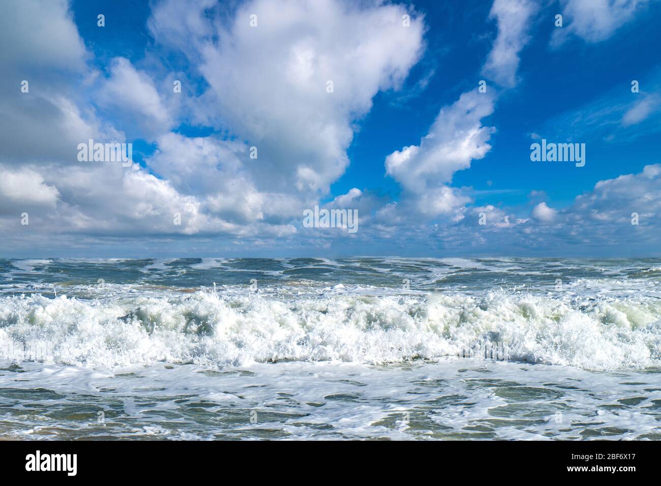 plage avec surf et ciel nuageux, Espagne, Andalousie, Cadix, Costa de la Luz Banque D'Images