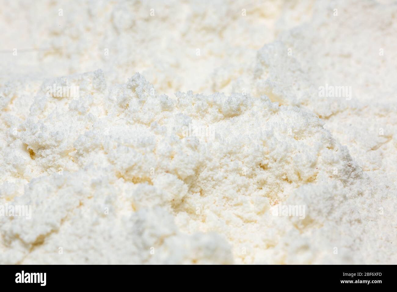 Farine sur le plateau. Produits à base de farine. Préparation de la pâte. Pâtisseries maison. Farine de blé. Pâte à crêpes. Gâteaux et cookies faits maison. Farine en vrac. Banque D'Images