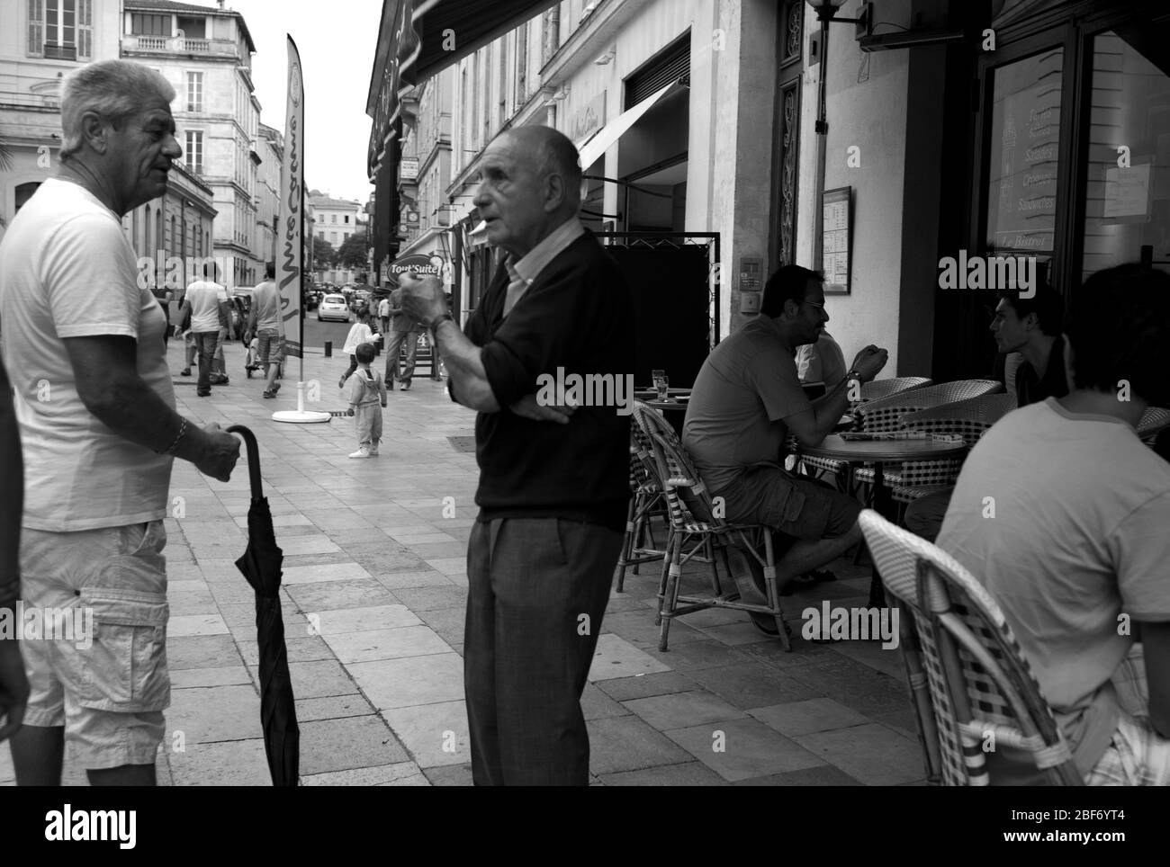 Discussion de rue, Nîmes, France Banque D'Images