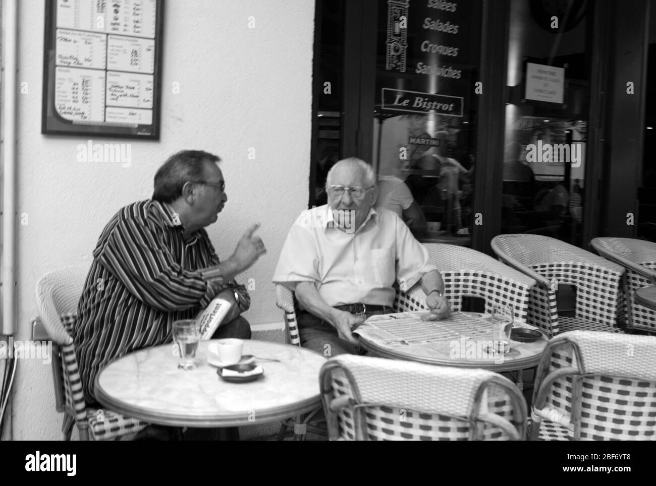 Café de discussion, Nîmes, France Banque D'Images