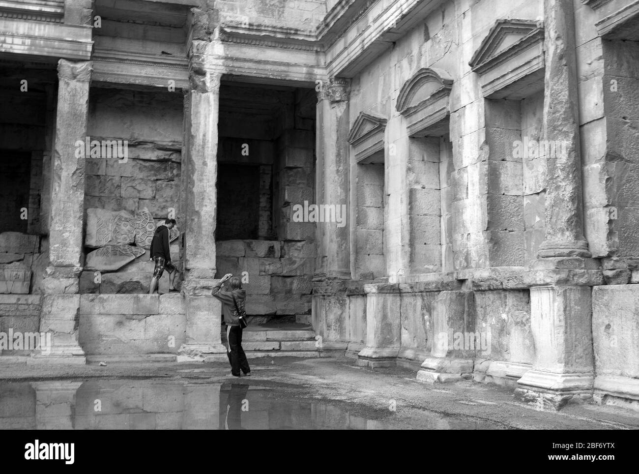 Adolescents, Temple de Diana, Nîmes, France Banque D'Images