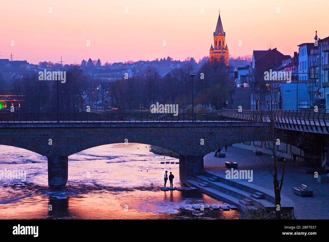 rivière Lenne à Letmathe avec agrafe de l'église Saint-Kilian en soirée lueur, Allemagne, Rhénanie-du-Nord-Westphalie, Sauerland, Iserlohn Banque D'Images