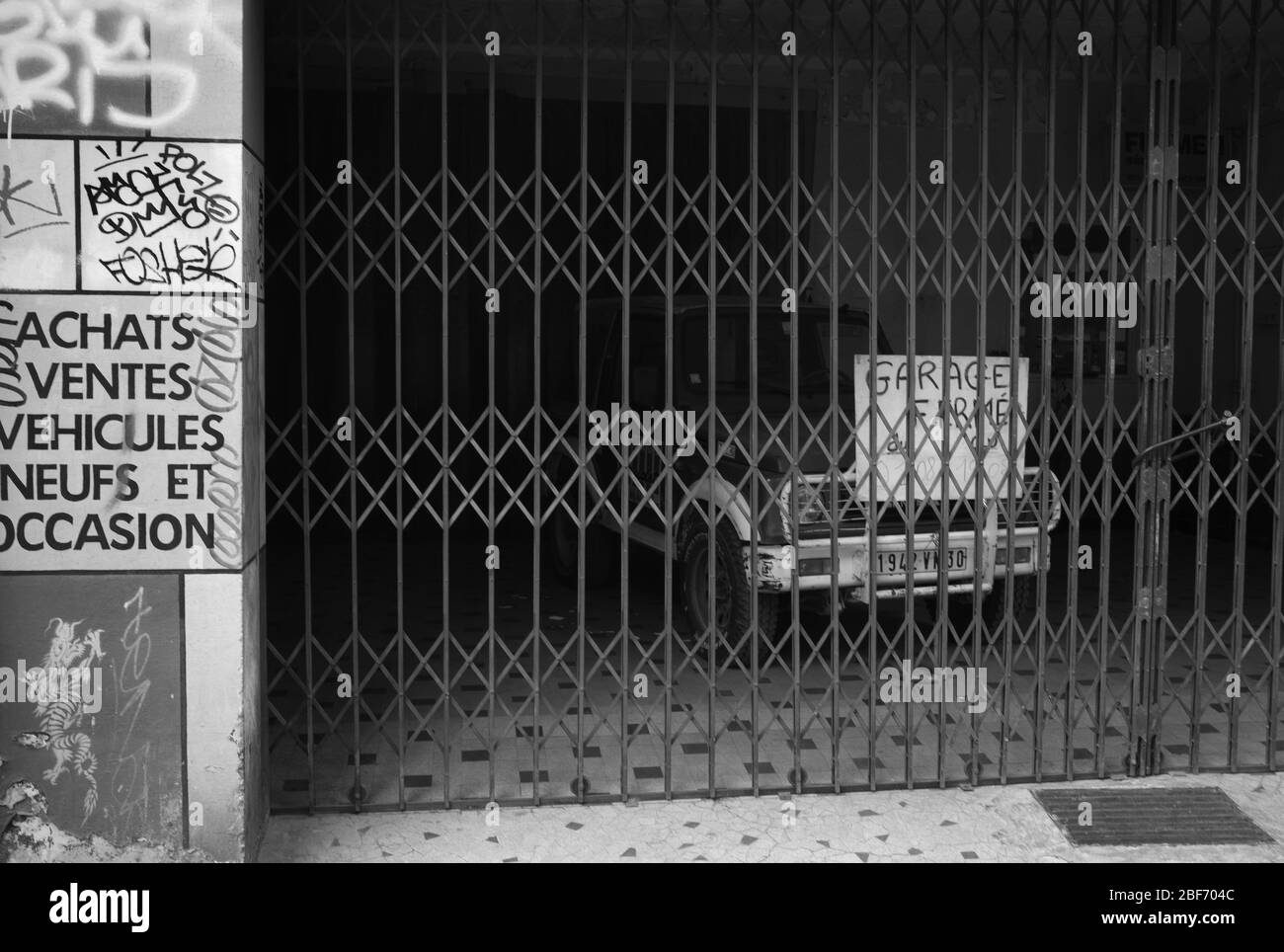 Garage Fermé, Nîmes, France Banque D'Images