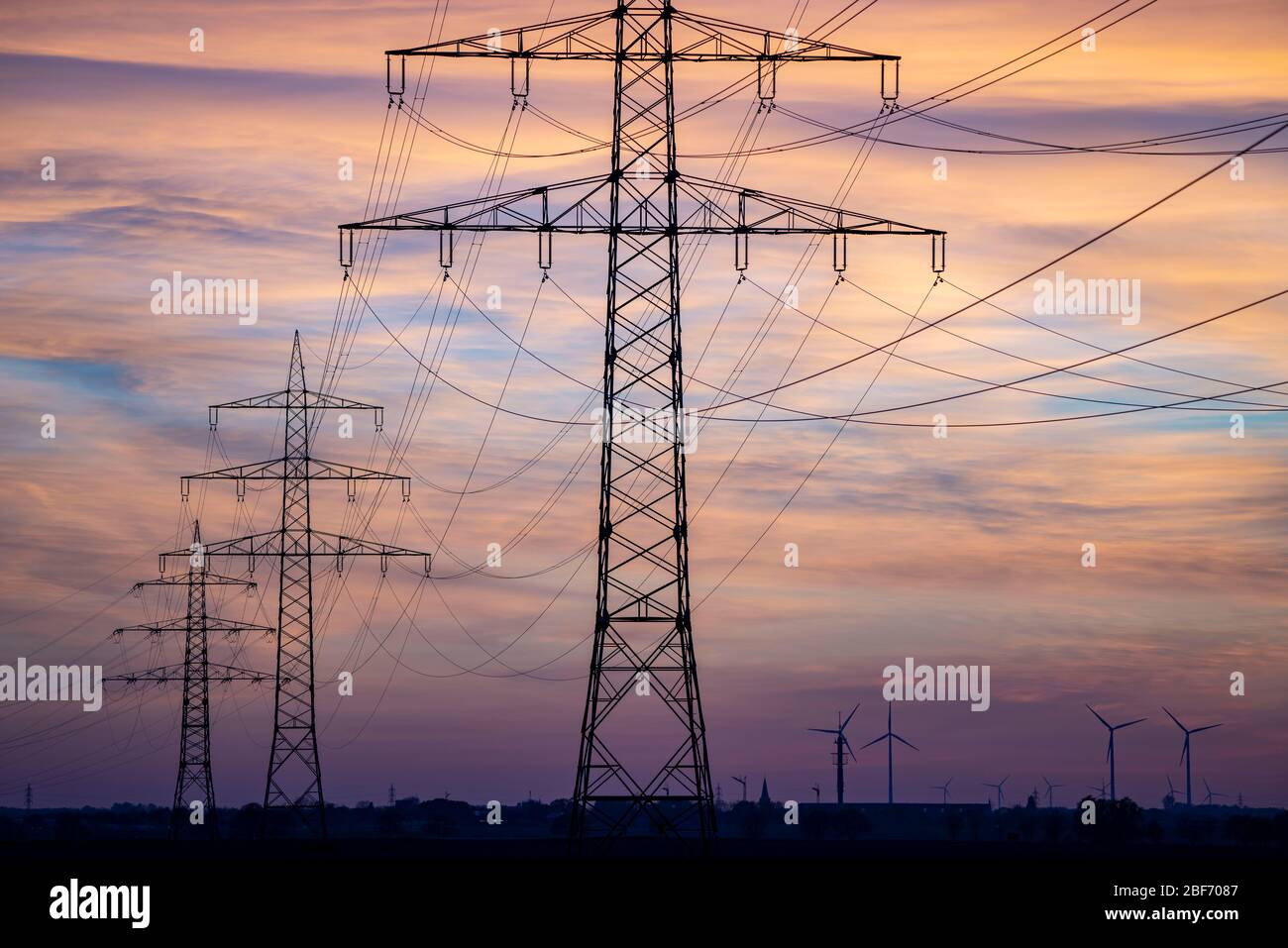 Lignes à haute tension, 380 kV, ligne électrique, l'électricité provient de la zone d'extraction du lignite de Rhenish, de la centrale de Neurath, près de Grevenbro Banque D'Images