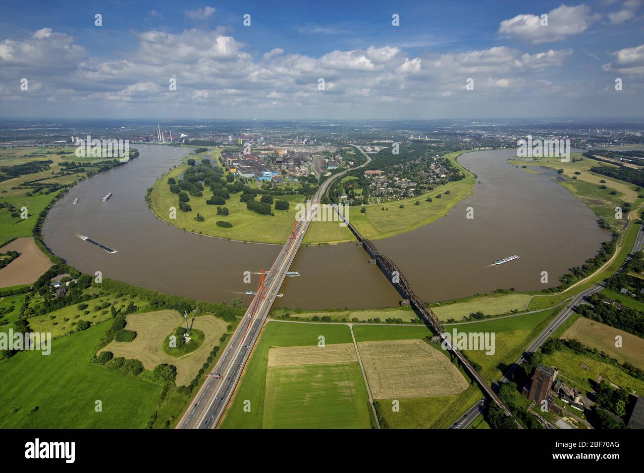 , pont de l'autoroute A 42 et pont ferroviaire sur le Rhin à Duisburg, 09.06.2016, vue aérienne, Allemagne, Rhénanie-du-Nord-Westphalie, région de la Ruhr, Duisburg Banque D'Images