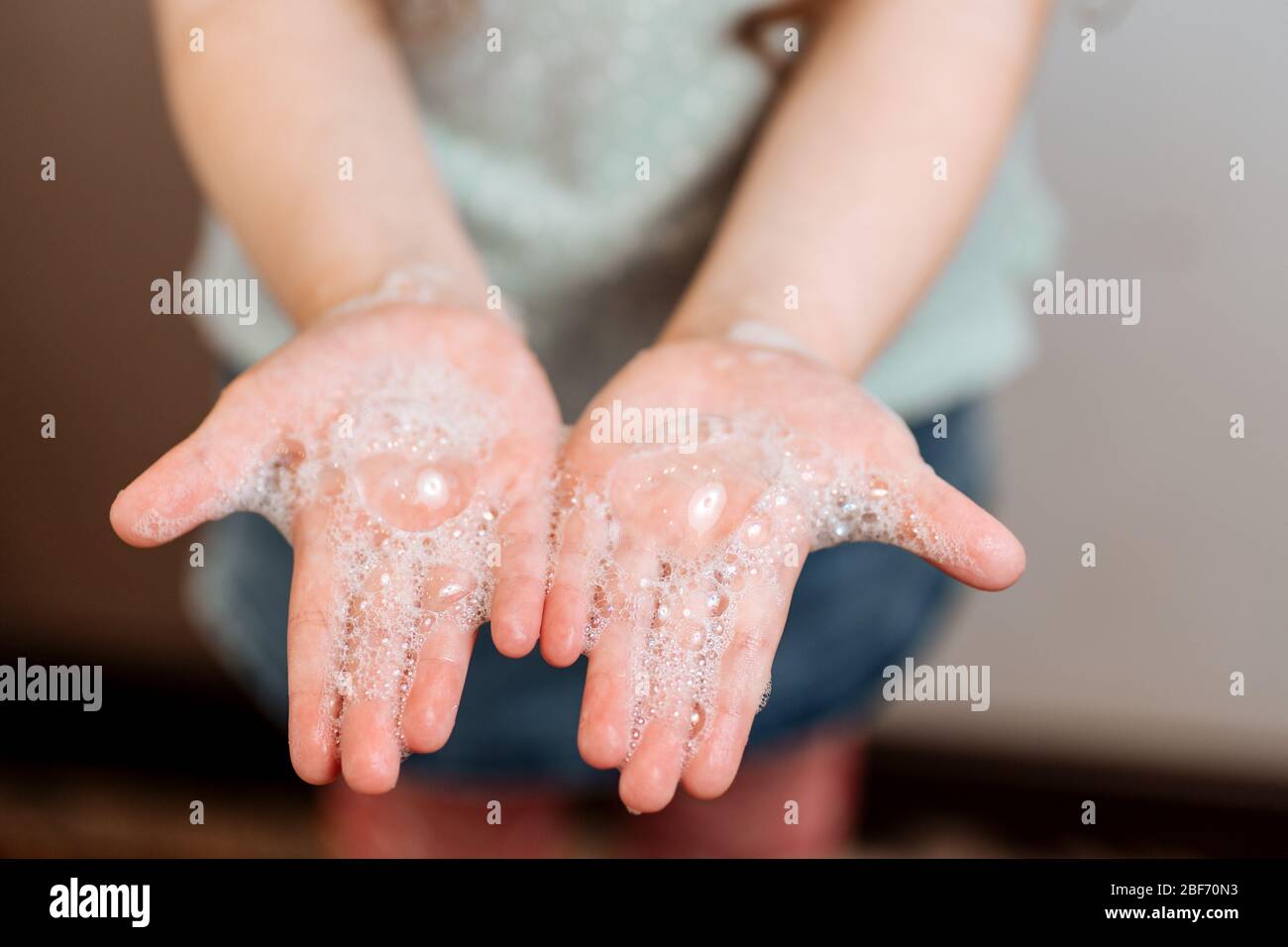 Mains d'une fille dans savon.Clean idée concept de main. Banque D'Images