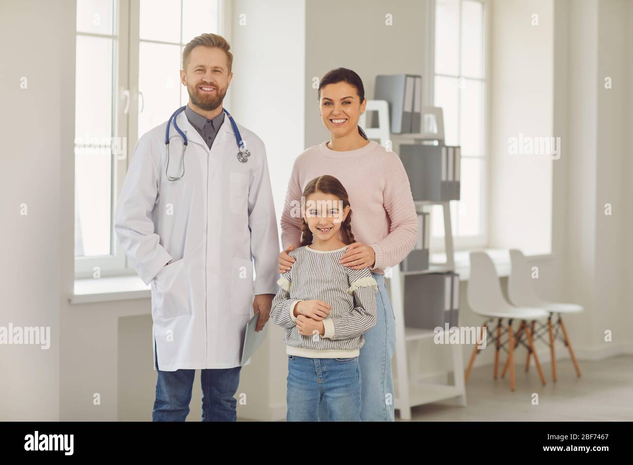 Bonne famille lors d'une visite au médecin au bureau d'un médecin. Banque D'Images