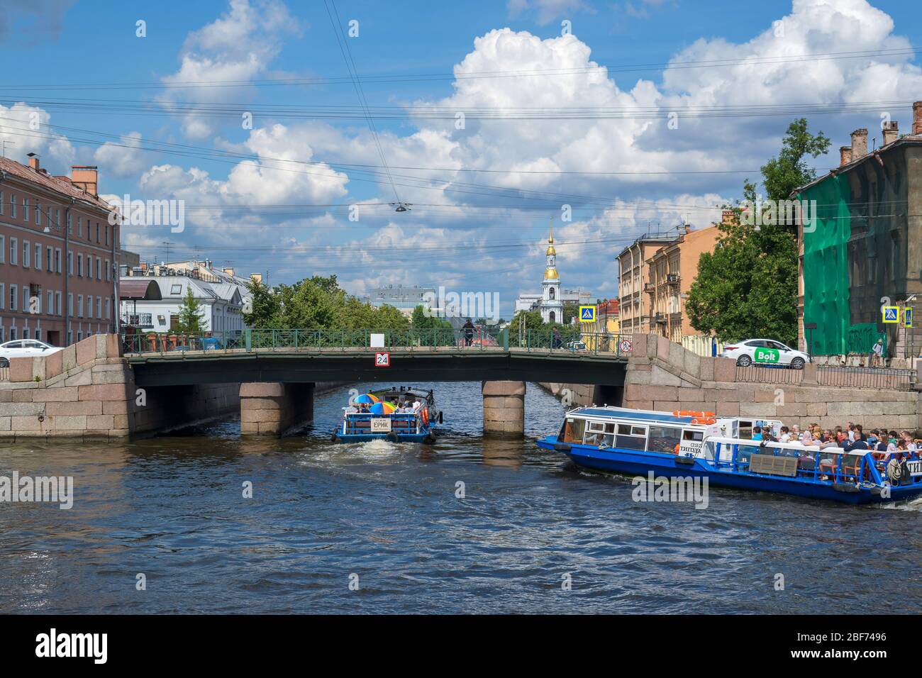 Saint-Pétersbourg, Russie, été 2019 : pont adjacent à la jonction de la rivière Fontanka et du canal Kryukov à Saint-Pétersbourg Banque D'Images