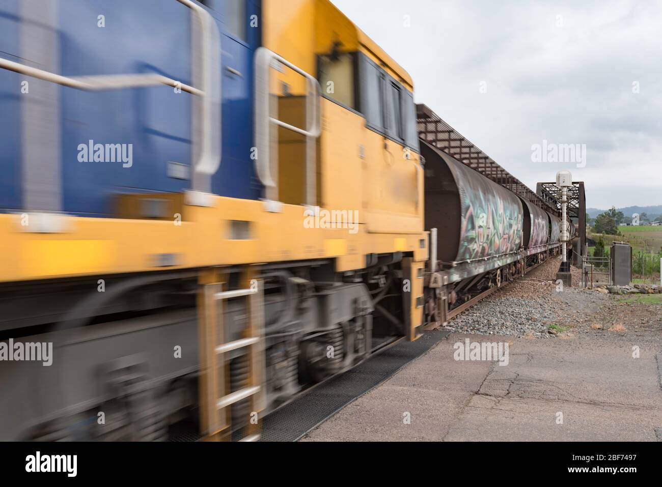 Un diesel de fret ferroviaire locomotive classe 92 transportant le charbon vers le port de Newcastle à partir de mines dans la partie supérieure de la Hunter Valley en Nouvelle Galles du Sud, Australie Banque D'Images