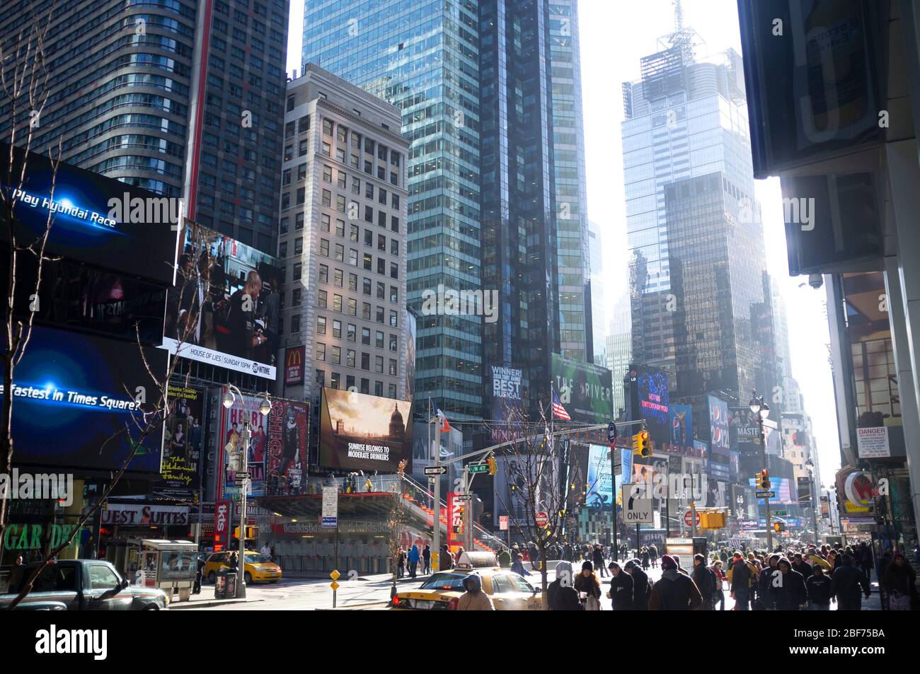 Time Square, Manhattan, New York, une journée très ensoleillée. Banque D'Images