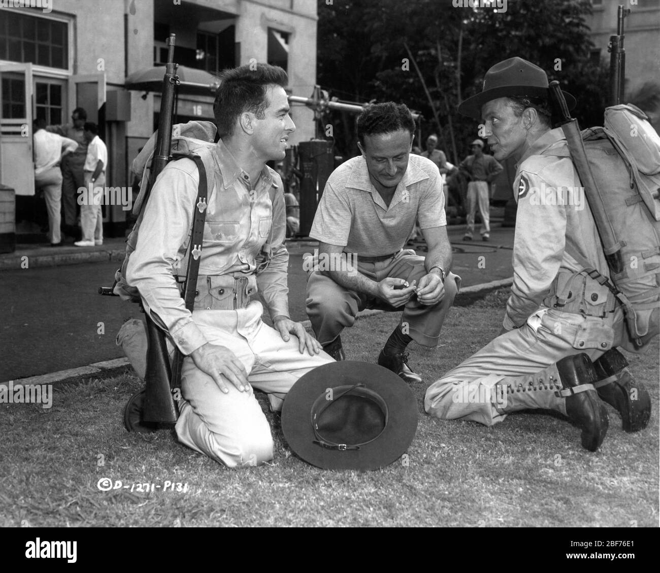 MONTGOMERY CLIFT Directeur FRED ZINNEMANN et FRANK SINATRA sur le lieu de tournage candid d'ICI À L'ÉTERNITÉ 1953 roman James Jones scénario Daniel Taradash Columbia Pictures Banque D'Images