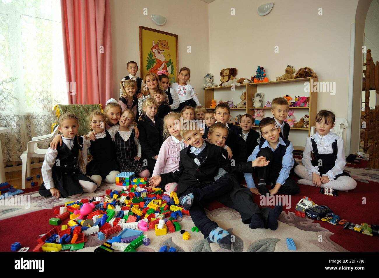 Enfants jouant dans la salle de jeux de l'école d'embarquement Bucha pour jeunes orphelins Banque D'Images