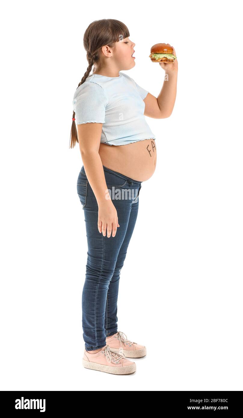 Surpoids fille avec hamburger malsain sur fond blanc Banque D'Images