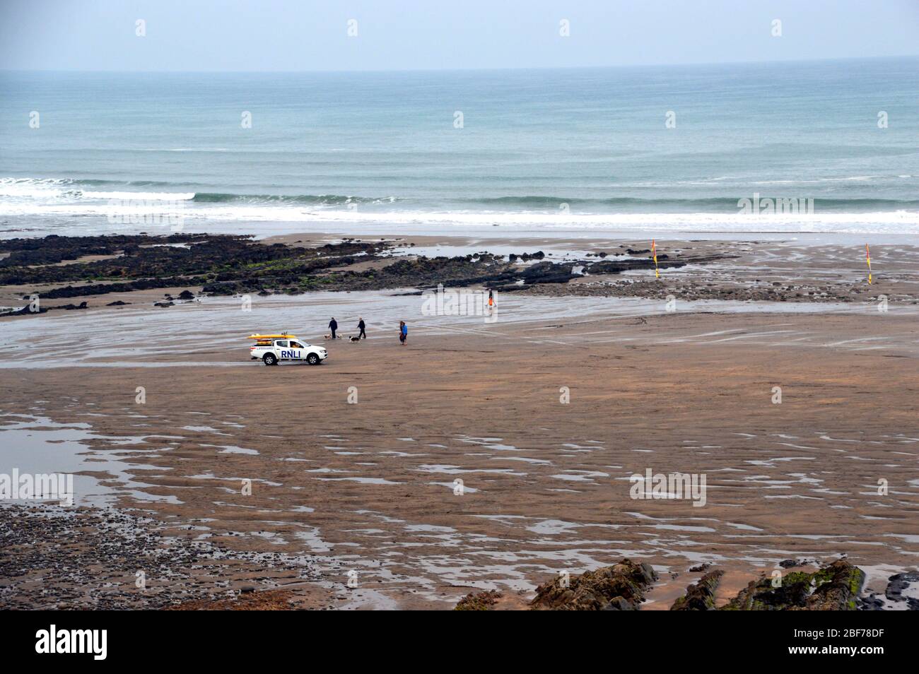 Les sauveteurs du RNLI sont situés sur la plage de sable de Widemouth Bay, sur le sentier Clifftop du South West Coast Path, North Cornwall, Angleterre, Royaume-Uni. Banque D'Images