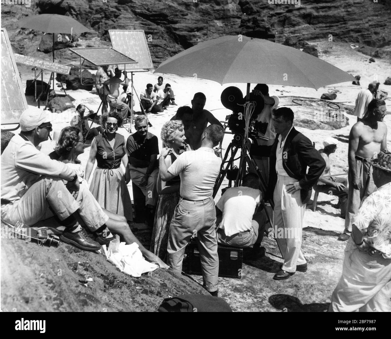 DEBORAH KERR avec les artistes de la création et BURT LANCASTER avec Movie Crew sur place Candid à Halona Cove , O'ahu Hawaii filmant la célèbre scène d'amour de plage pour D'ICI À L'ÉTERNITÉ 1953 réalisateur FRED ZINNEMANN roman James Jones scénario Daniel Taradash Columbia Photos Banque D'Images