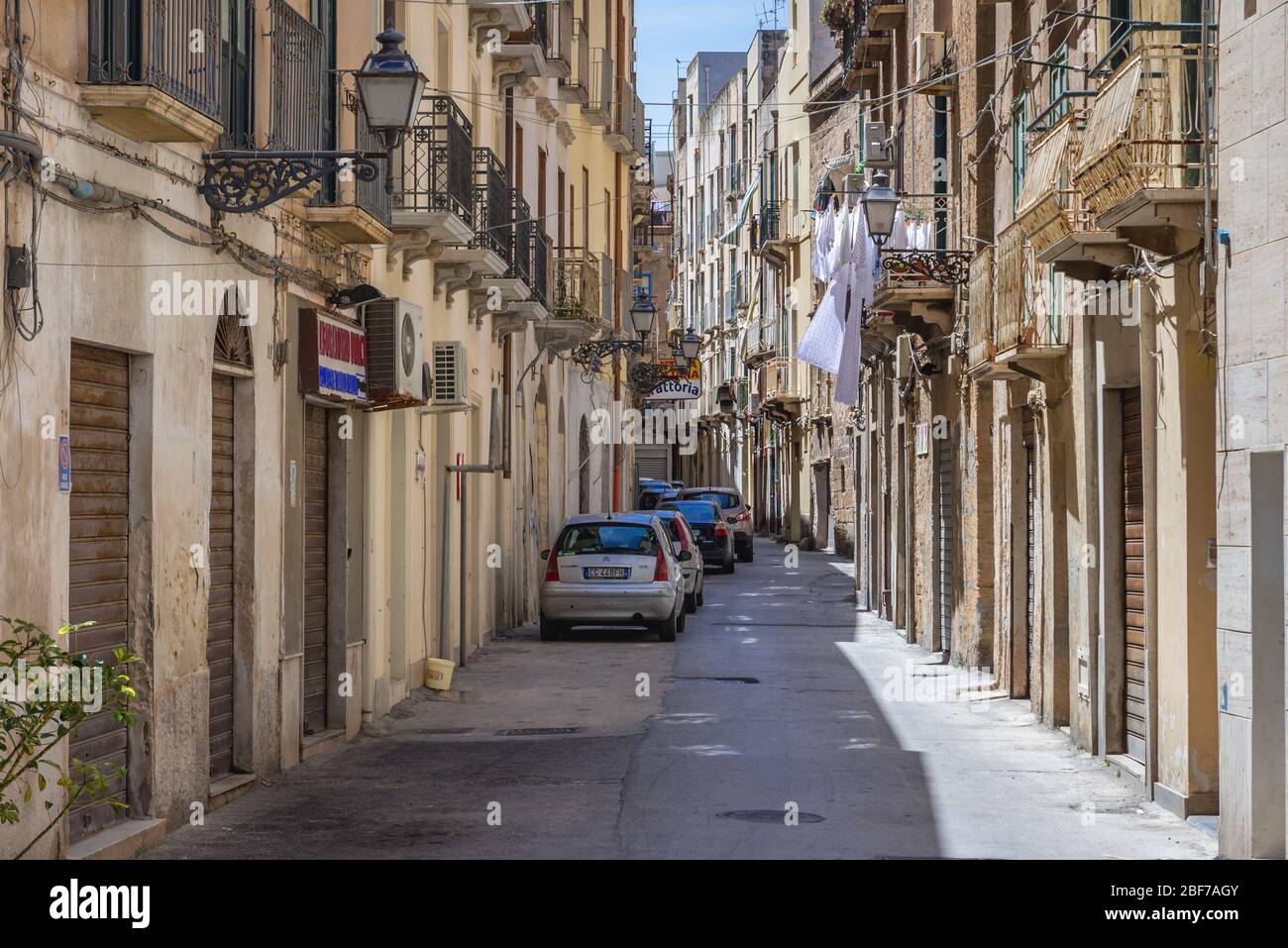 Rue étroite dans la partie historique de Trapani ville sur la côte ouest de la Sicile en Italie Banque D'Images