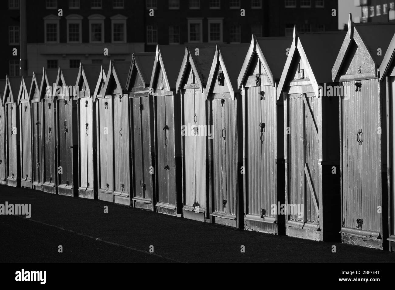 Huttes de plage sur Kings Esplanade à Hove Banque D'Images