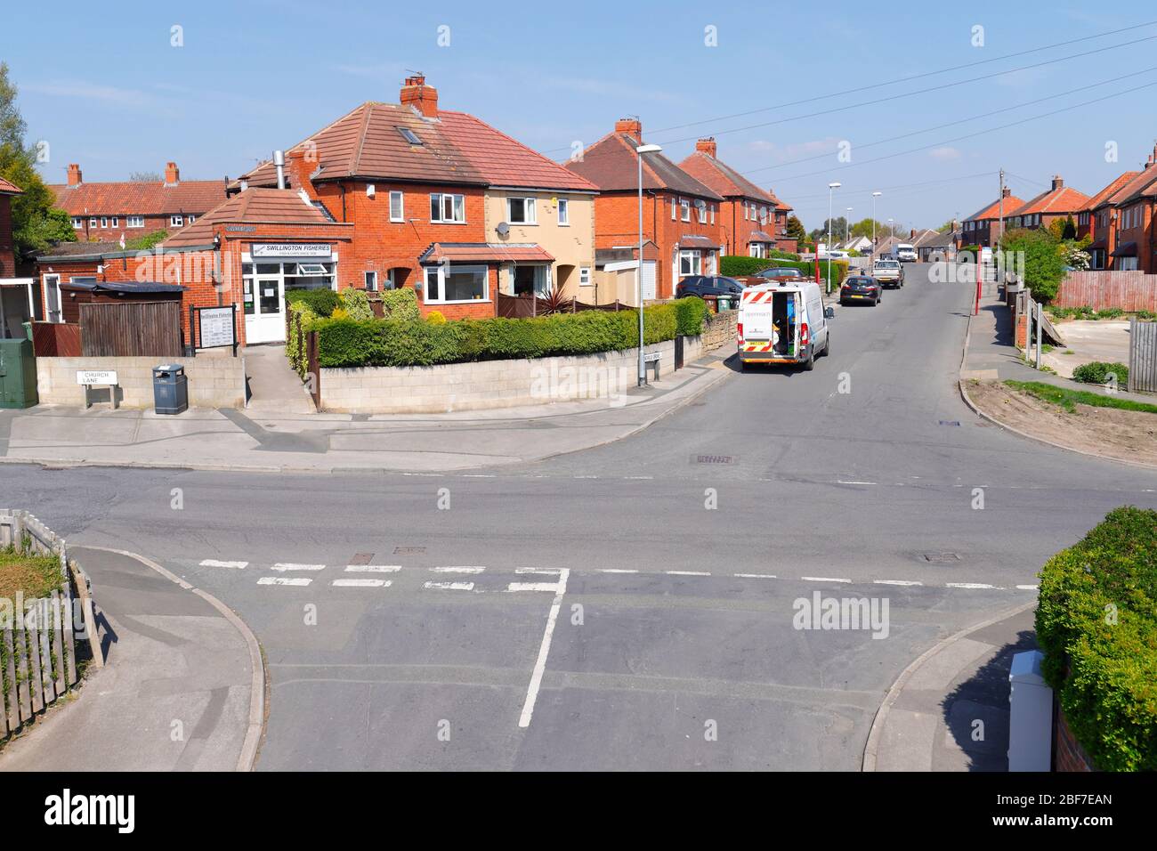 En regardant la promenade de Swillington vers Church Lane & Neville Grove. Swillington Fisheries est sur la gauche. Banque D'Images