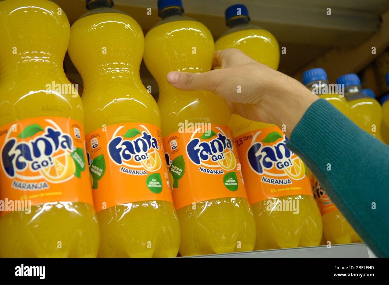 Un client de ramasser une Fanta Banque D'Images