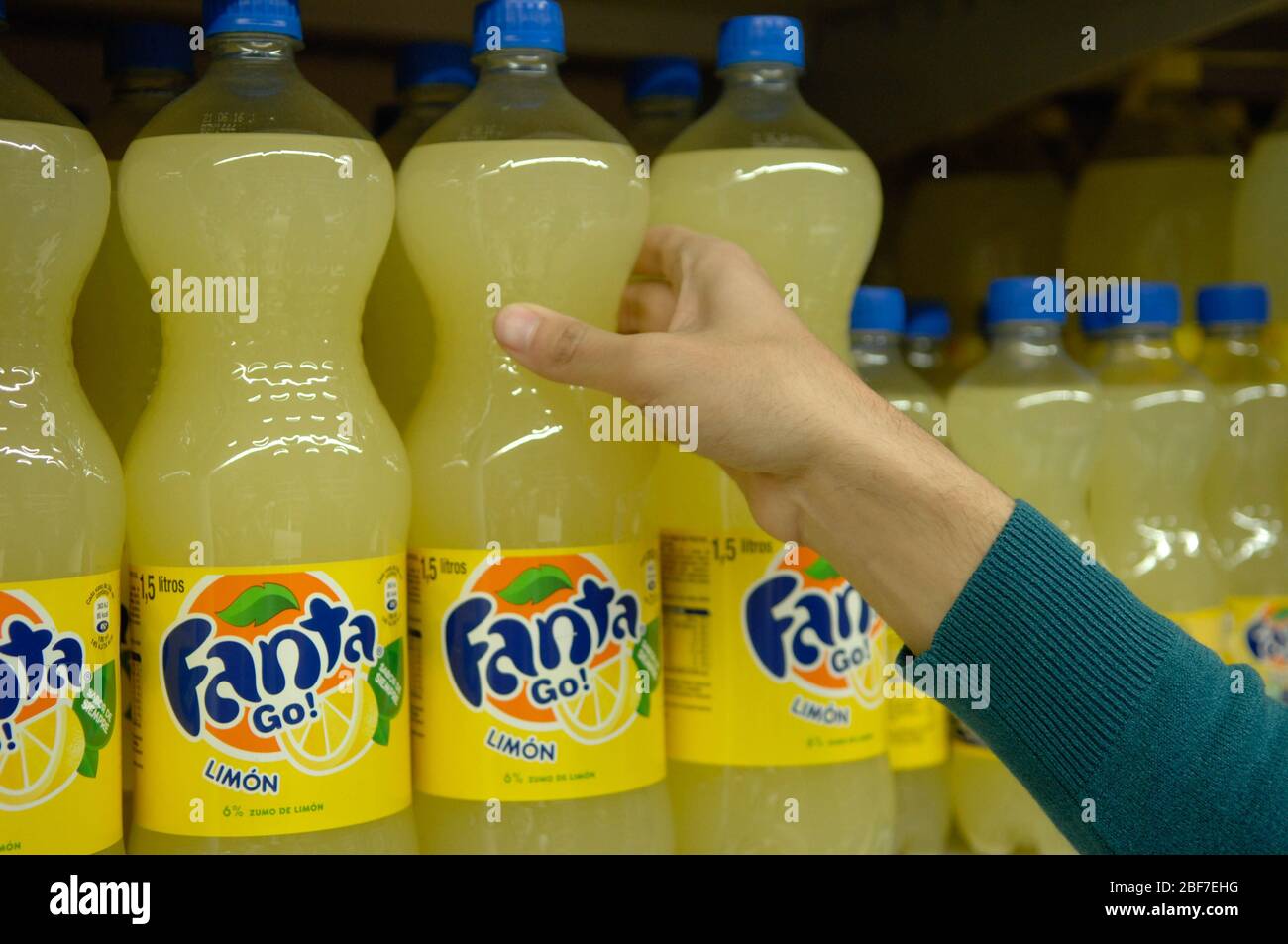 Un client de ramasser une Fanta Banque D'Images