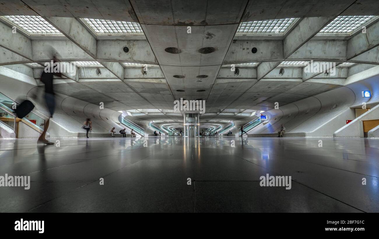 Gare de Lisbonne, Portugal; la Gare do Oriente conçue par l'architecte Santiago Calatrava. Un homme d'affaires abstrait qui marche à sa plateforme. Banque D'Images