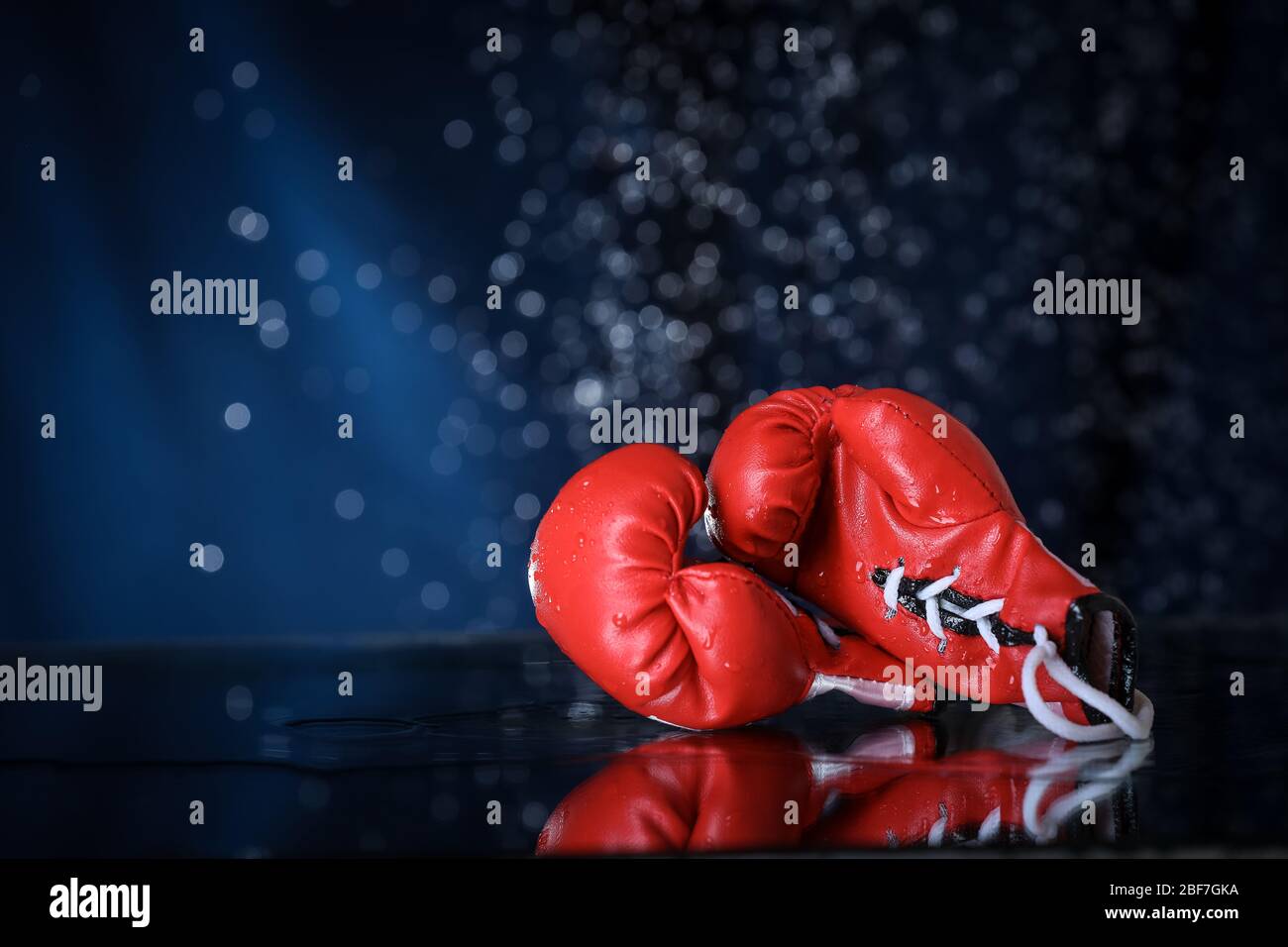 Gants de boxe rouge sur fond de gouttes d'eau. Style de vie sportif.  Motivation. Réalisation des objectifs. Protégez-vous Photo Stock - Alamy