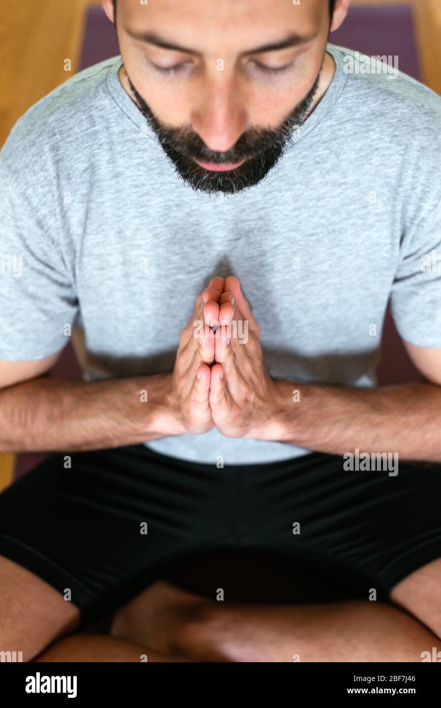Jeune homme faisant du yoga à la maison Banque D'Images