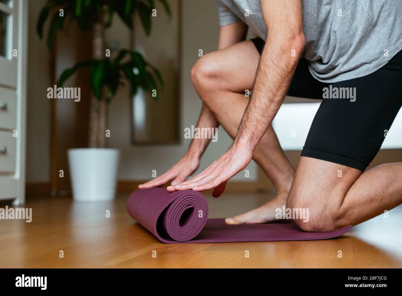 Jeune homme faisant du yoga à la maison Banque D'Images