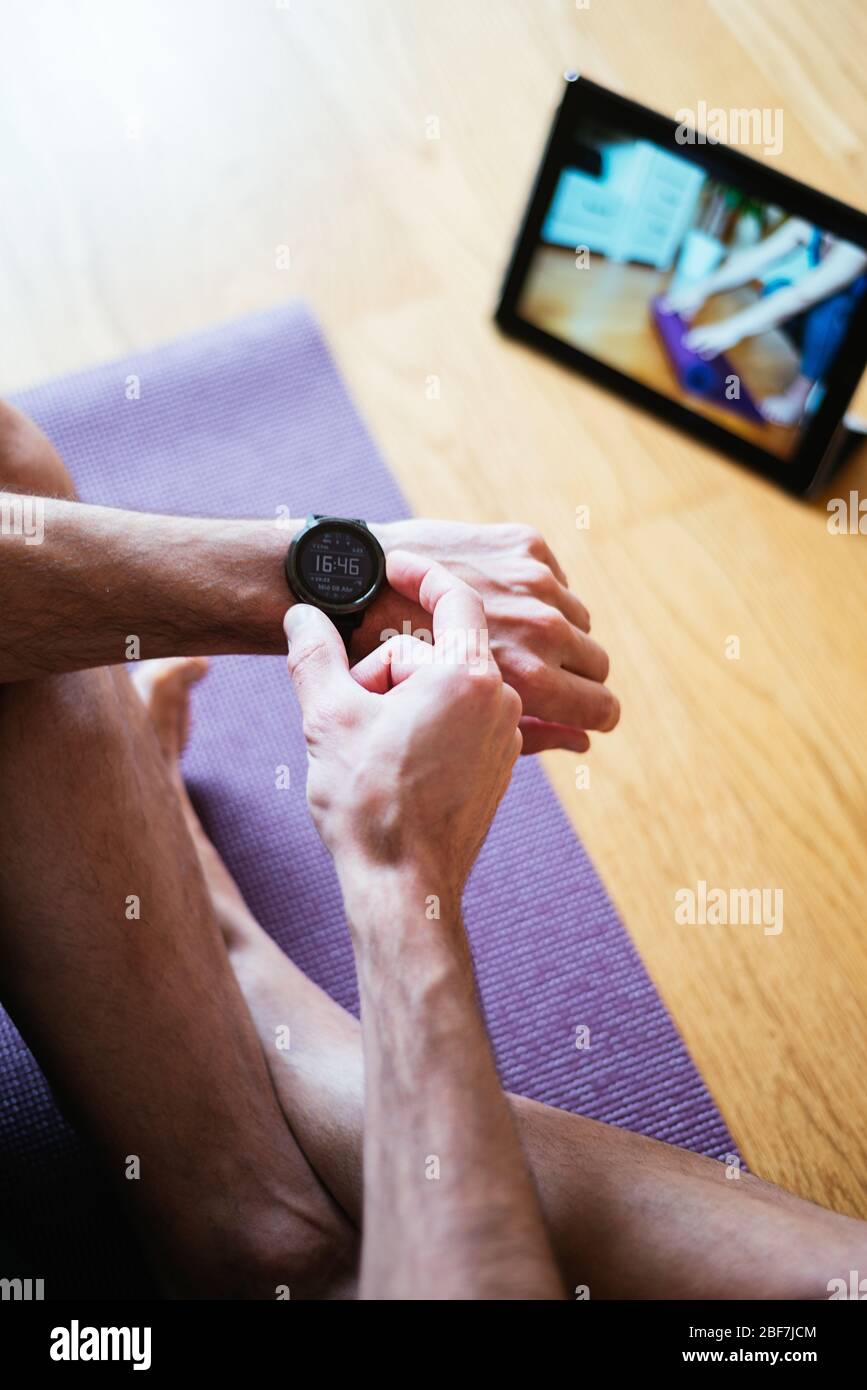 Jeune homme faisant du yoga à la maison Banque D'Images