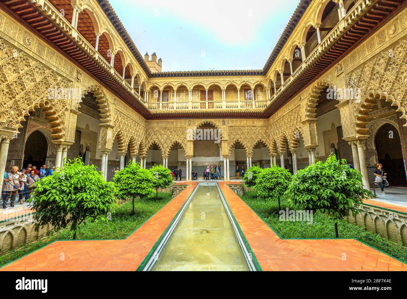 Séville, Andalousie, Espagne - 19 avril 2016 : patio de las Doncellas dans les Alcazars royaux de Séville ou Reales Alcazares de Séville, andalou Banque D'Images