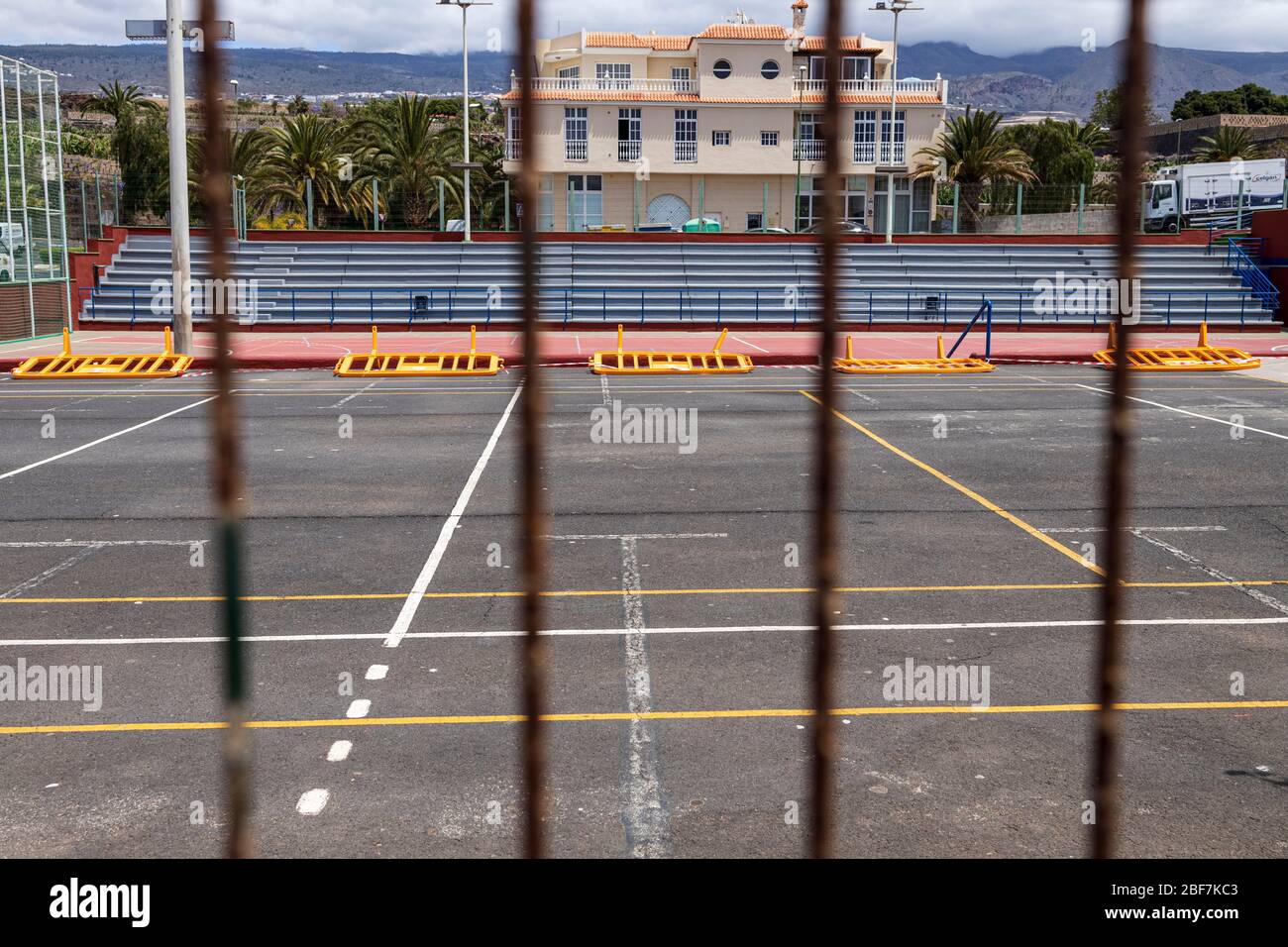 Terrains de sport fermés et vides, pendant la pandémie de coronavirus, Playa San Juan, Tenerife, îles Canaries, Espagne Banque D'Images