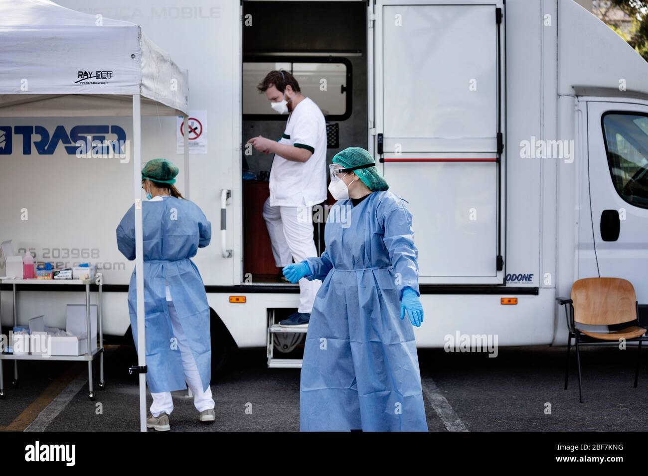 Roma, Roma, Italie. 17 avril 2020. La collecte d'échantillons d'écouvillon  par le personnel médical dans un centre de tests de conduite à Rome pour  vérifier le Coronavirus (Covid-19).les travailleurs de la santé