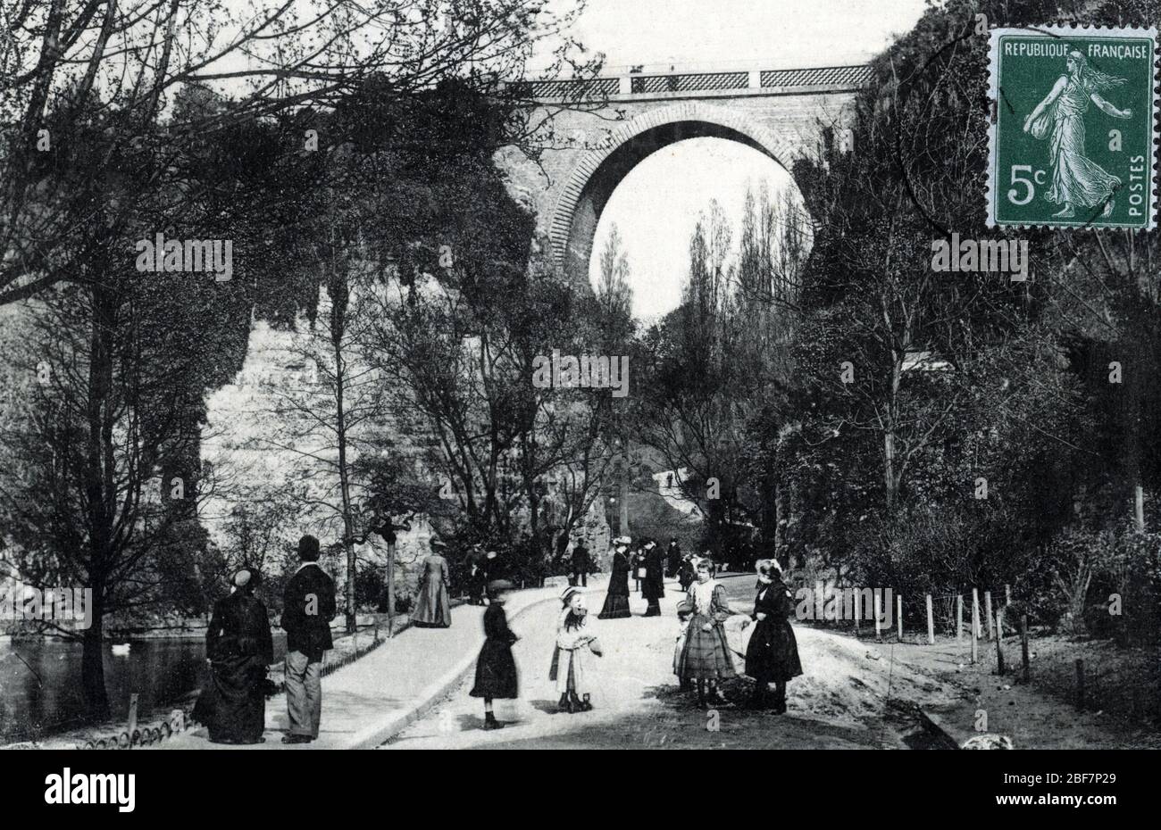 Vue du pont de briques dans le parc des Buttes chaumont (Buttes-chaumont) une carte postale parisienne 1905 - 1914 environs Collection privee Â Banque D'Images