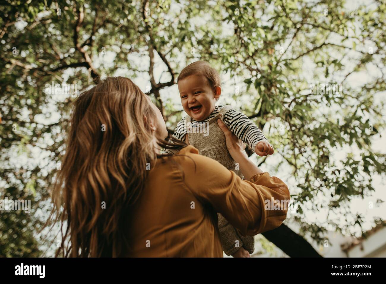 Mom Throwing Baby In Air Banque D Image Et Photos Alamy