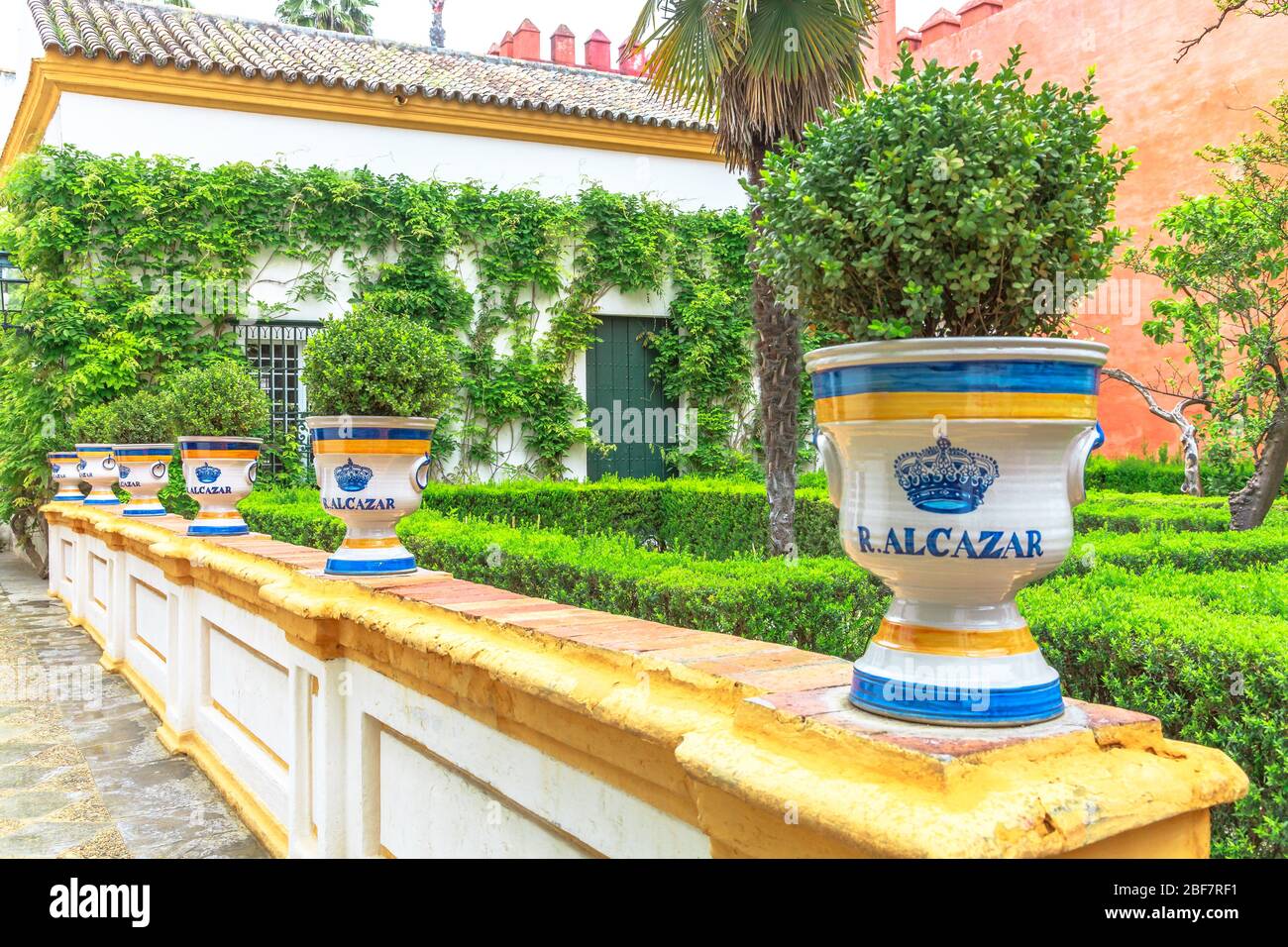 Séville, Andalousie, Espagne - 19 avril 2016 : vase en céramique dans un labyrinthe de haies décorent le jardin des Alcazars royaux de Séville ou des Reales Alcazares, le plus ancien Banque D'Images