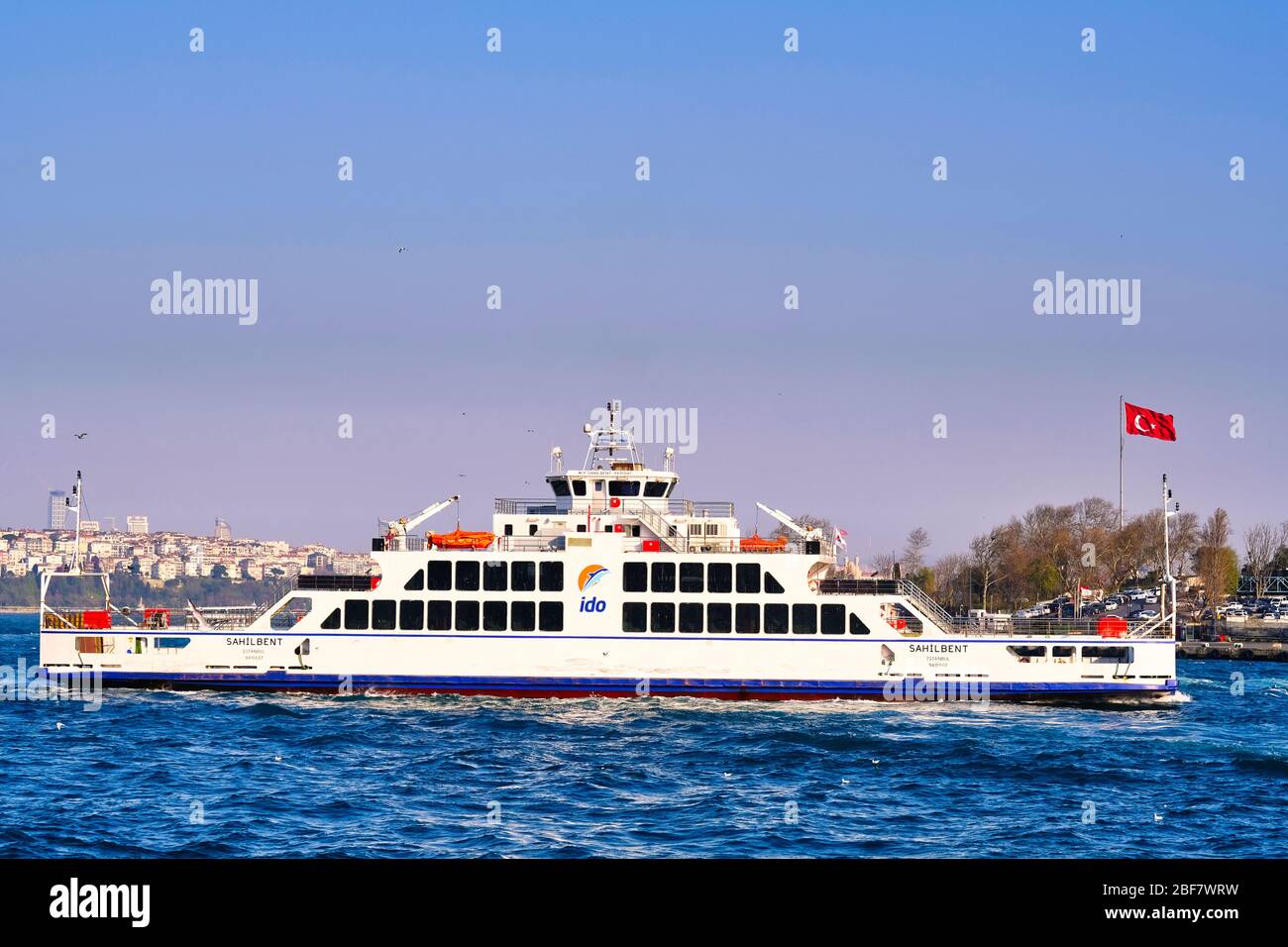 İDO Ferries transportant des passagers dans le détroit d'Istanbul. Banque D'Images