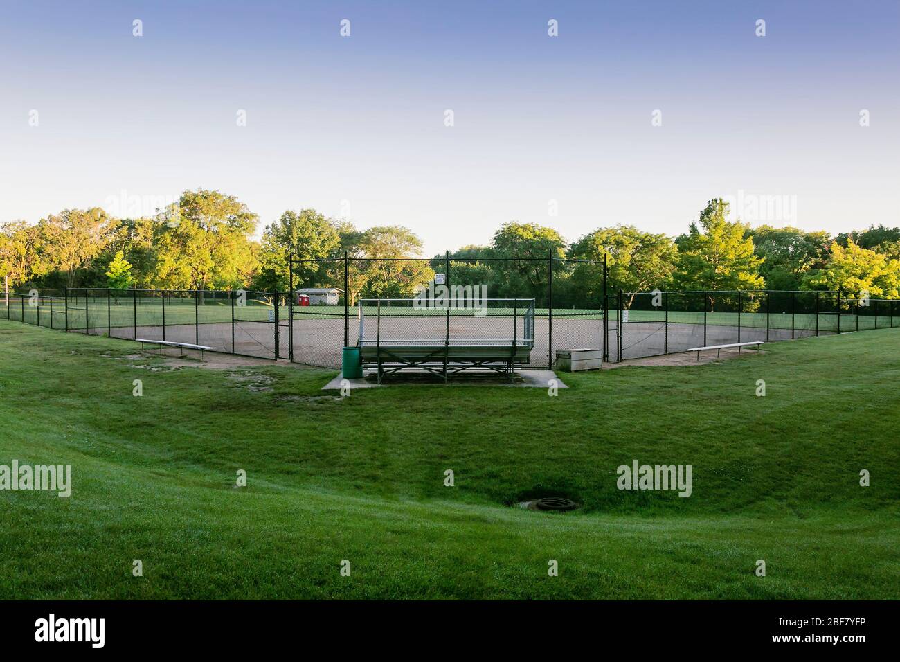 un terrain de baseball attend les jours de jeux au coucher du soleil Banque D'Images