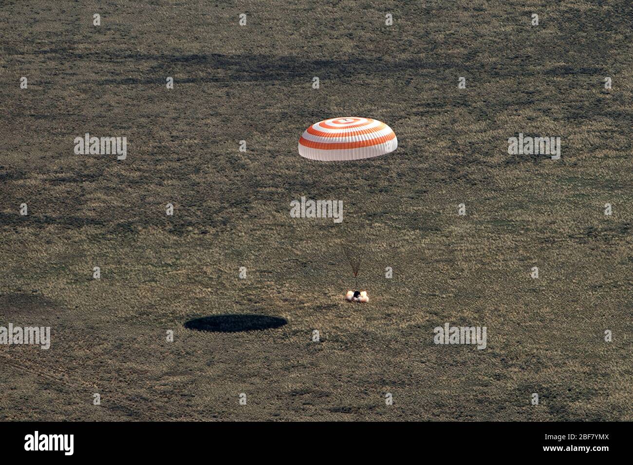 Zhezkazgan, Kazakhstan. 17 avril 2020. Le vaisseau Soyuz MS-15 est considéré comme étant atterri dans une zone éloignée près de la ville de Zhezkazgan, au Kazakhstan, avec les 62 membres de l'équipage de l'expédition Jessica Meir et Drew Morgan de la NASA, et Oleg Skripochka de Roscosmos, le 17 avril 2020. Meir et Skripochka sont retournés après 205 jours dans l'espace, et Morgan après 272 jours dans l'espace. Les trois membres ont été membres d'équipage de l'expédition 60-61-62, à bord de la Station spatiale internationale. Photo d'Andrey Shelepin/NASA/GCTC//UPI crédit: UPI/Alay Live News Banque D'Images